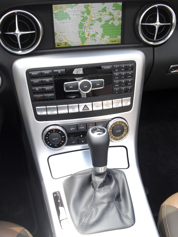 Mercedes SLK: Blick auf den mittleren Armaturenträger.