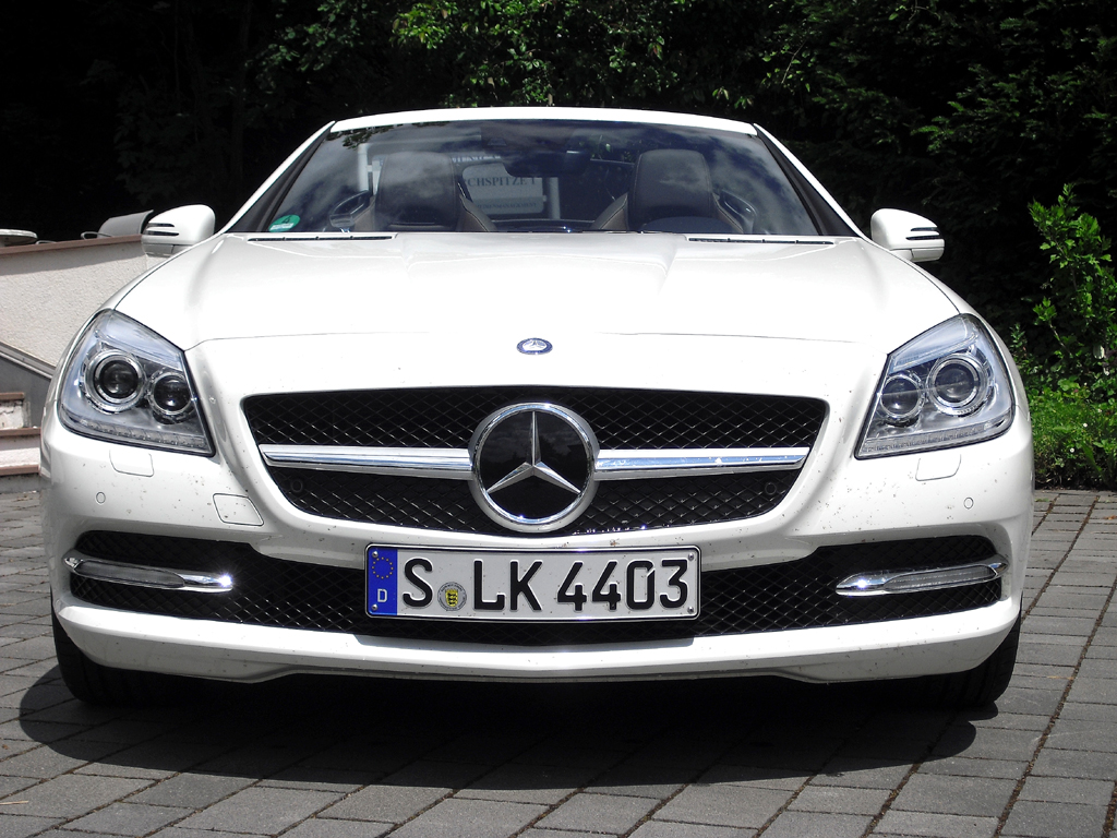 Mercedes SLK: Blick auf die Frontpartie des Sportroadsters.