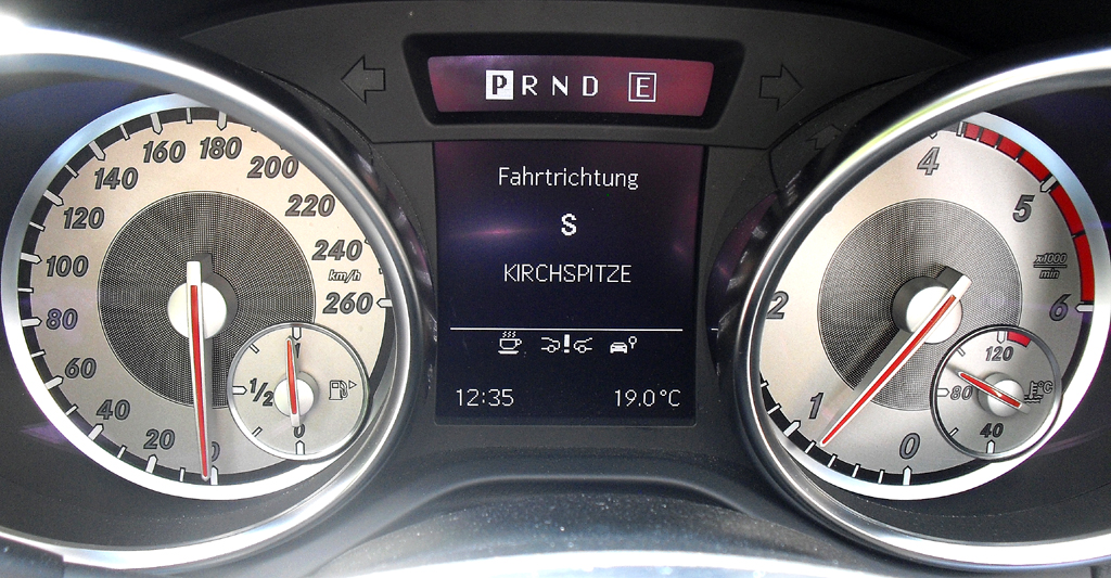 Mercedes SLK: Blick durch den Lenkradkranz auf die Rundinstrumentierung.