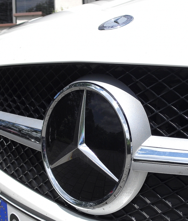 Mercedes SLK: Der Markenstern prangt vorn groß und mittig im Kühlergrill.