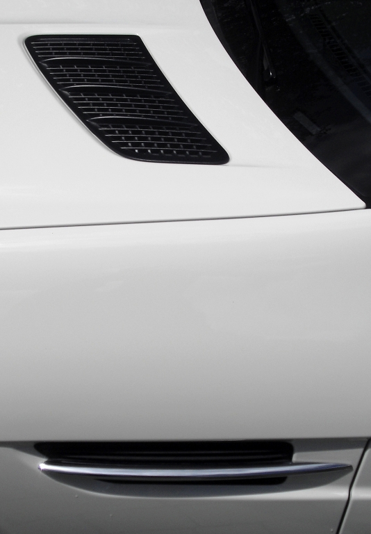 Mercedes SLK: Detailaufnahme von der Motorhaube.
