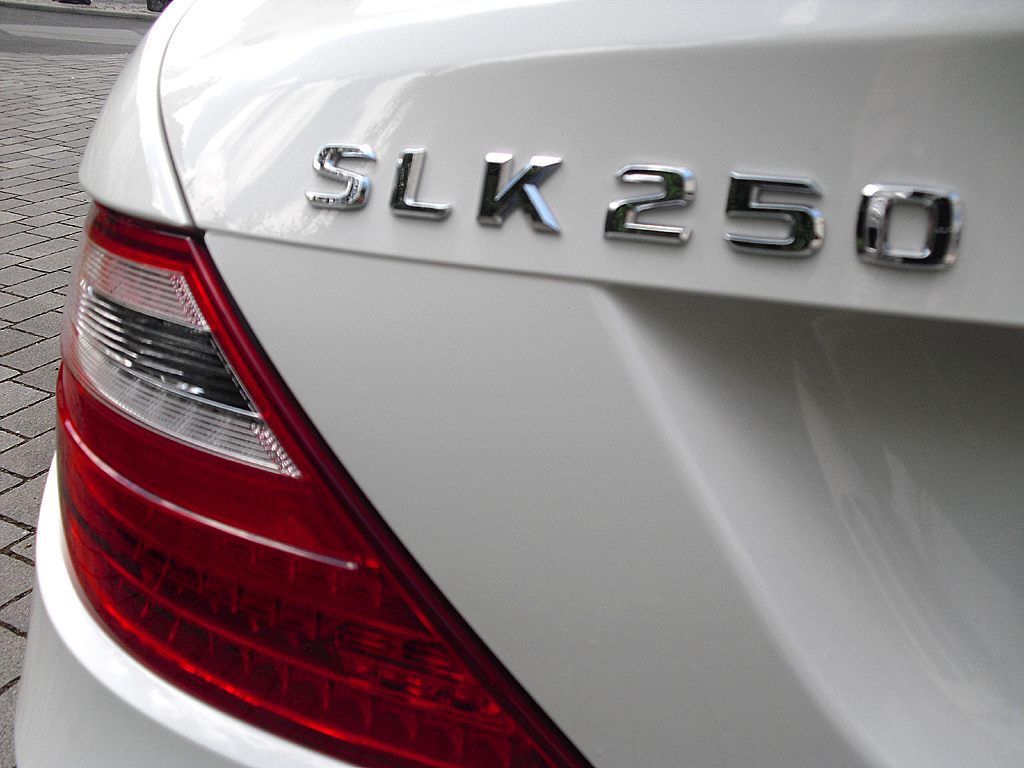 Mercedes SLK: Moderne Leuchteinheit hinten mit Modellschriftzug.