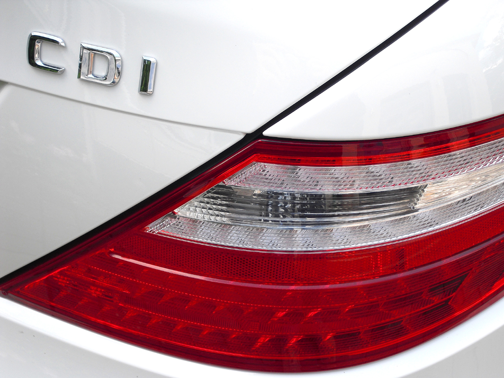 Mercedes SLK: Moderne Leuchteinheit hinten mit Motorisierungsschriftzug.