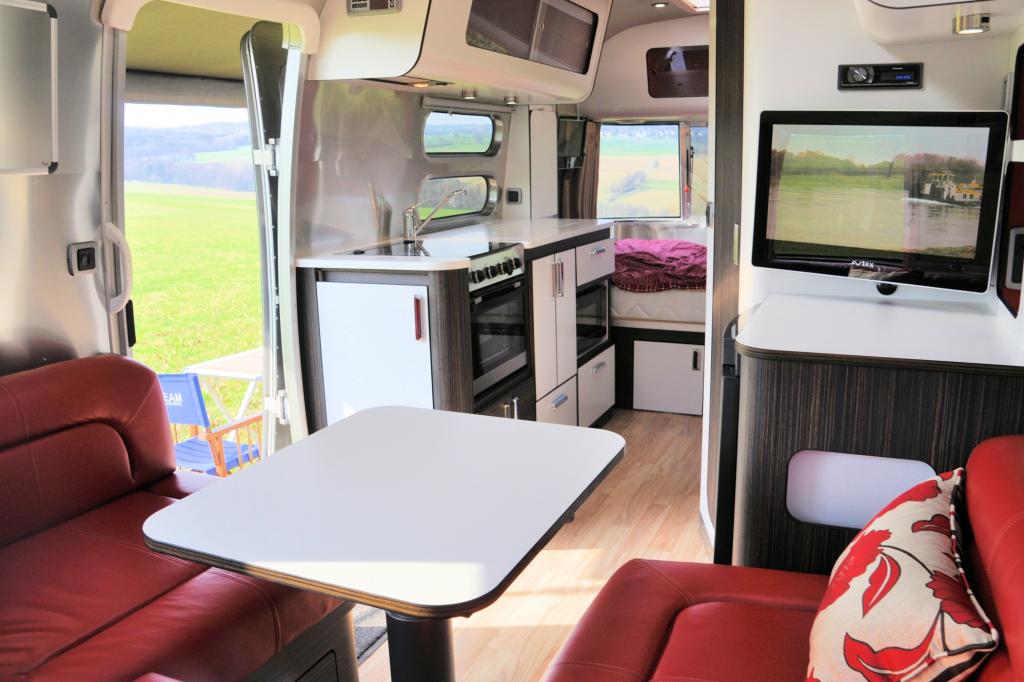 Mit einer Länge von 6,80 Metern bietet der Caravan Platz für zwei Erwachsene und zwei Kinder