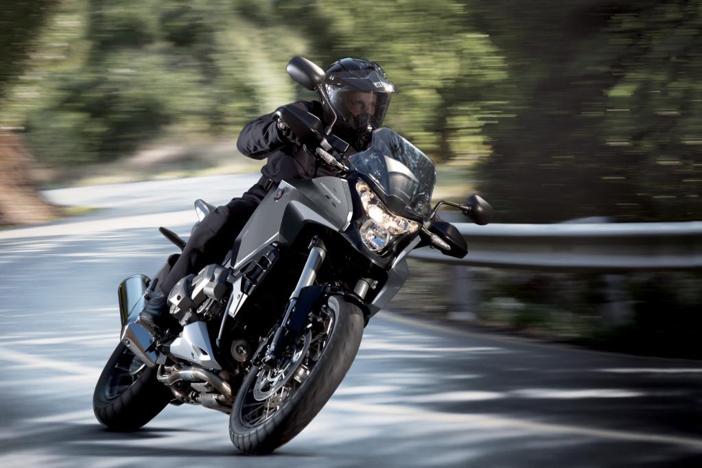 Mit ihrem hohen Gewicht und dem bulligen V-4-Motor ist der Honda Crosstourer eher für die große Fahrt auf Asphalt prädestiniert. 