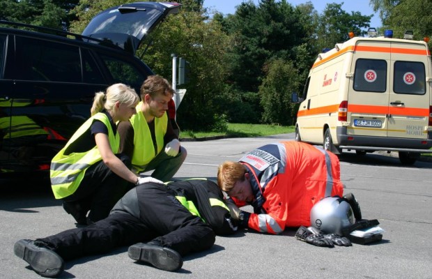 Motorrad: Realtraining und modifizierte Leitplanken gegen schwere Unfälle