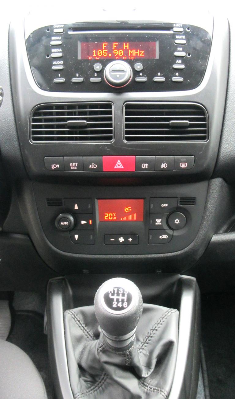 Opel Combo: Blick auf den mittleren Armaturenträger. 