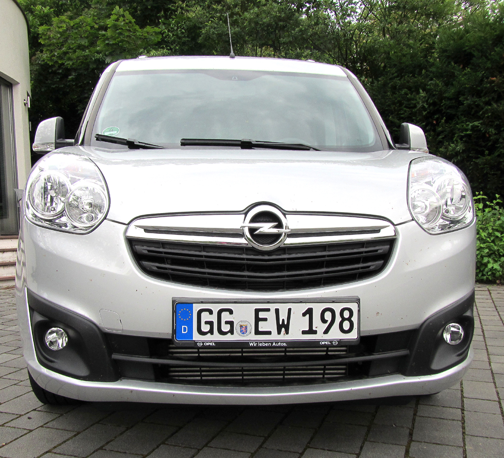 Opel Combo: Blick auf die Frontpartie. 