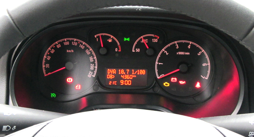 Opel Combo: Blick durch den Lenkradkranz auf die Rundinstrumentierung. 