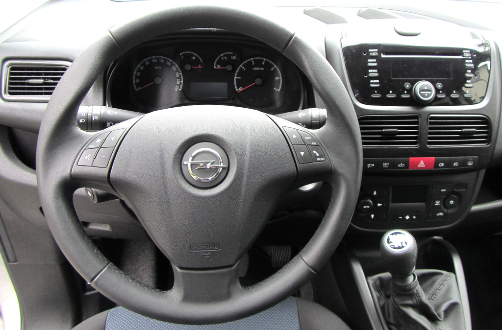 Opel Combo: Blick ins sehr einfach gehaltene Cockpit. 