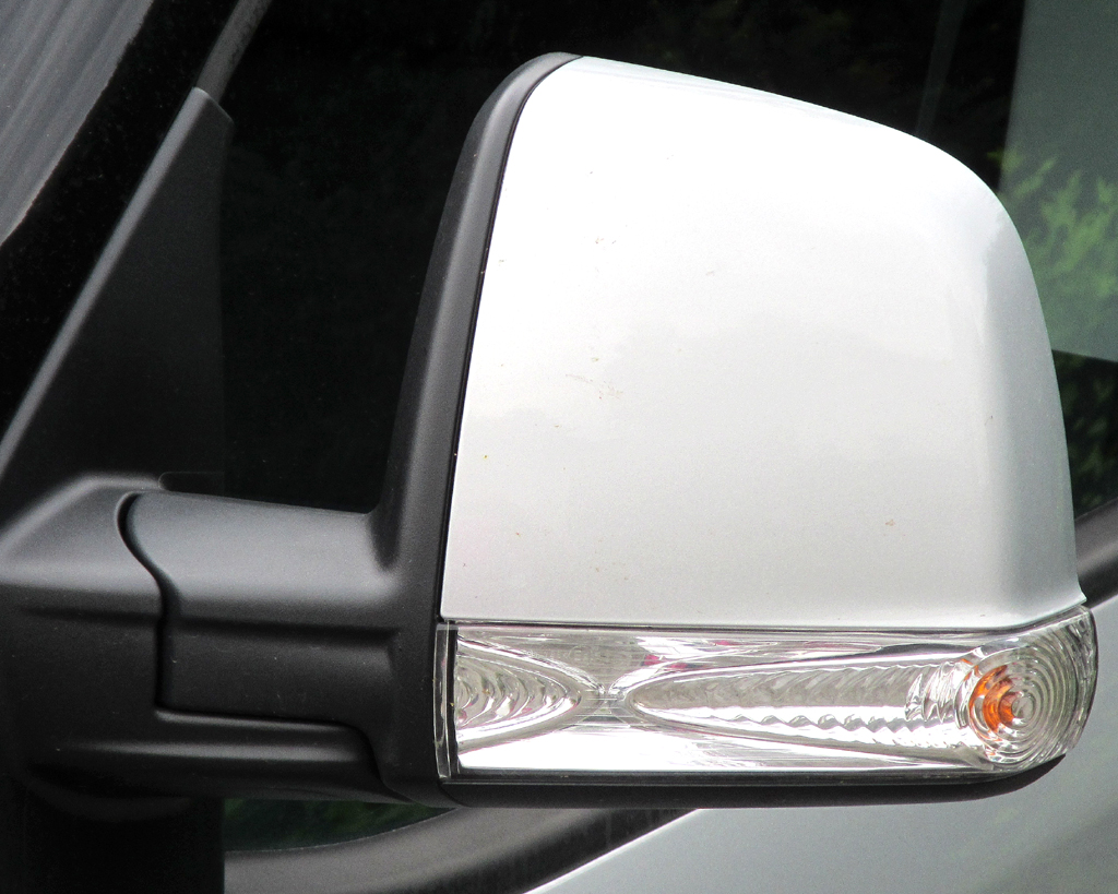 Opel Combo: In die Außenspiegel sind unten Blinkblöcke integriert. 