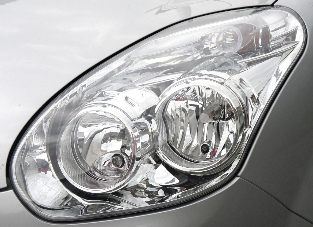 Opel Combo: Moderne Leuchteinheit vorn. 