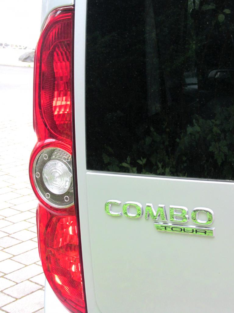 Opel Combo: Vertikal ausgerichtete Heckleuchten mit Modellschriftzug. 