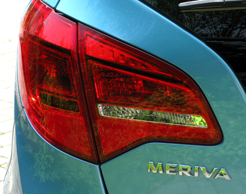 Opel Meriva: Moderne Leuchteinheit hinten mit Modellschriftzug. 