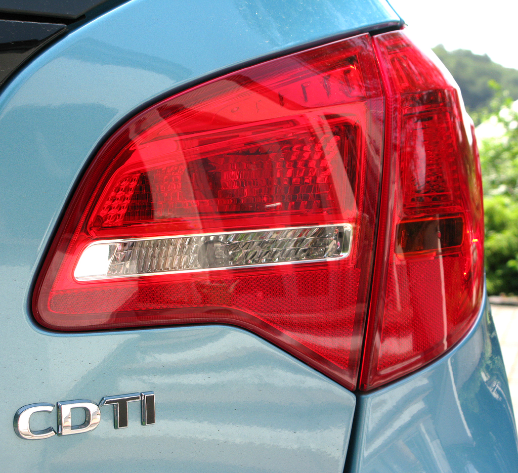 Opel Meriva: Moderne Leuchteinheit hinten mit Motorisierungskennung. 