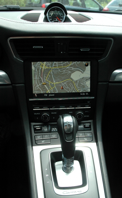 Porsche 911 Carrera S: Blick auf den mittleren Armaturenträger.