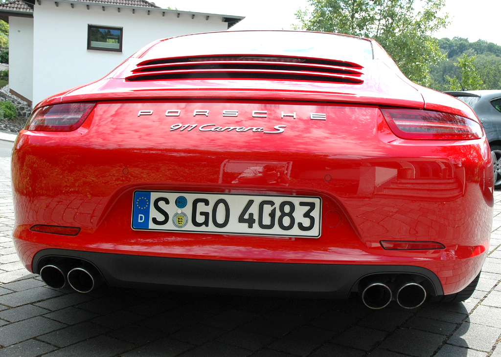 Porsche 911 Carrera S: Blick auf die Heckpartie.