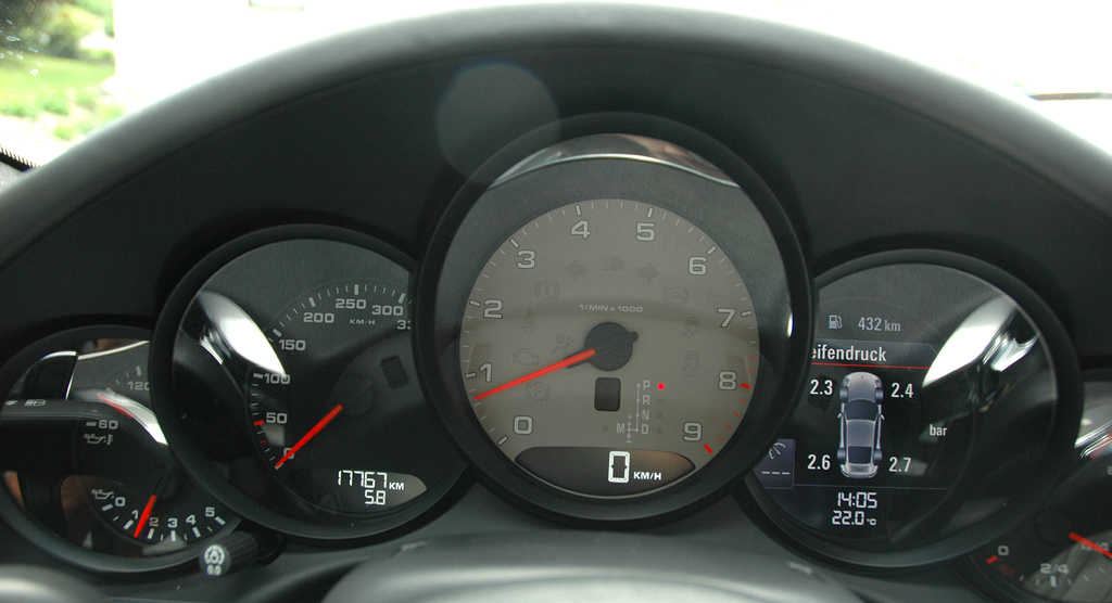 Porsche 911 Carrera S: Blick durch den Lenkradkranz auf die Rundinstrumentierung.