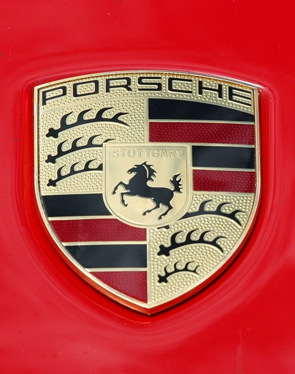 Porsche 911 Carrera S: Das Markenlogo sitzt vorn auf der Kofferraumhaube.