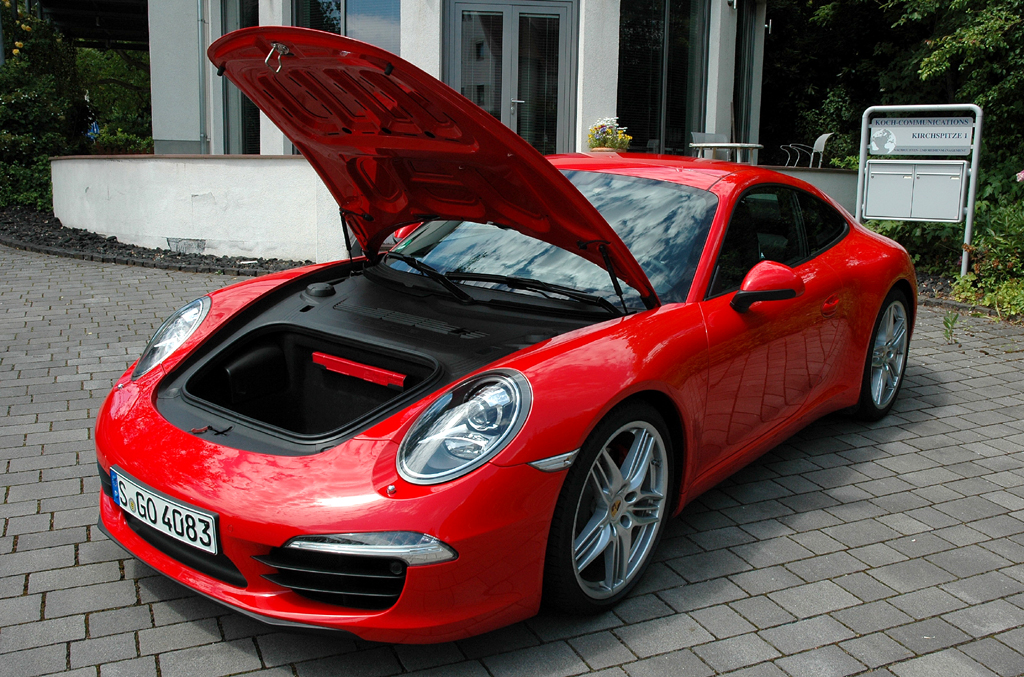 Porsche 911 Carrera S: In den kleinen Kofferraum vorn passen 105 Liter hinein.