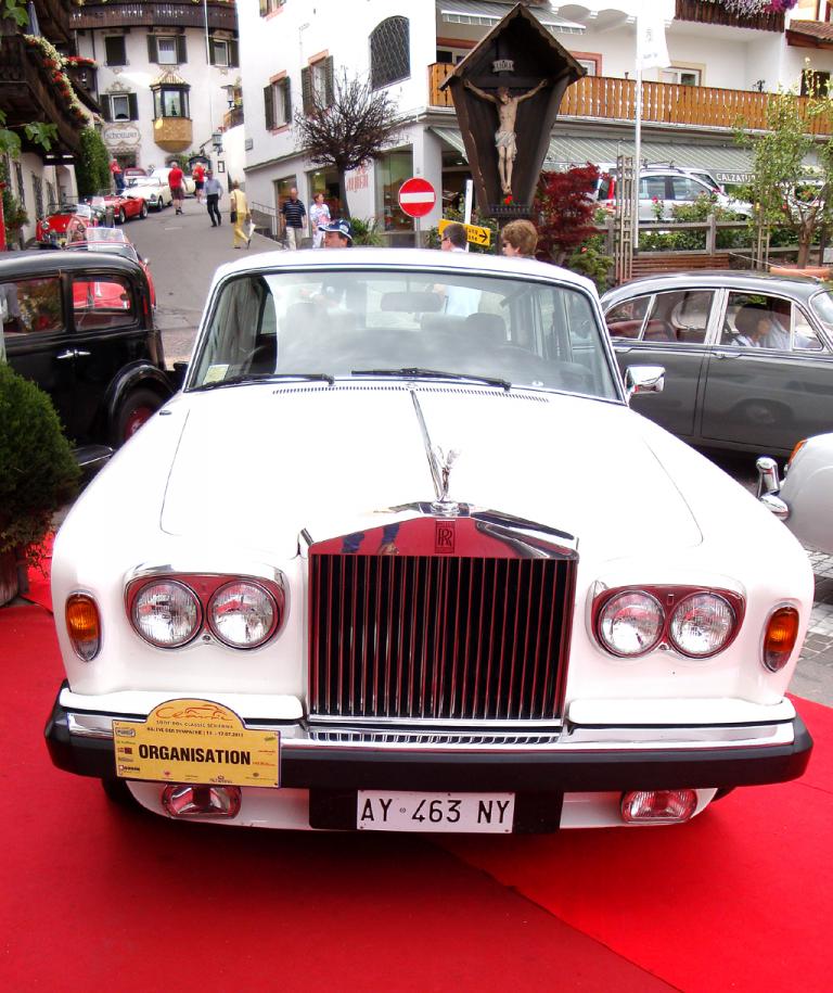 Rolls Royce auf dem roten Teppich. 