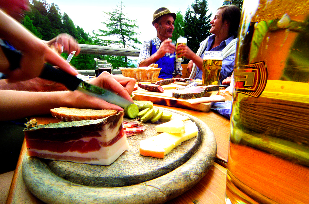 Schenner Marende-Brotzeit mit Speck und Bier. 