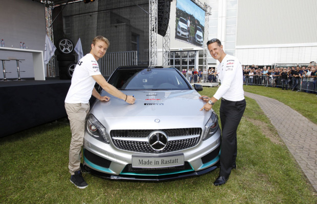 Schumacher und Rosberg besuchen Mercedes-Benz