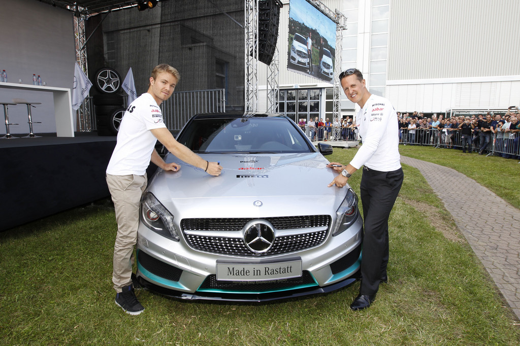 Schumacher und Rosberg besuchen Mercedes-Benz