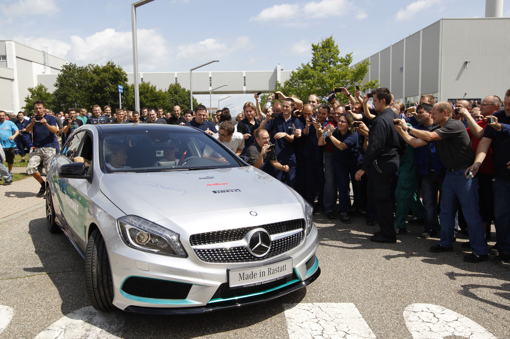 Schumacher und Rosberg besuchen Mercedes-Benz