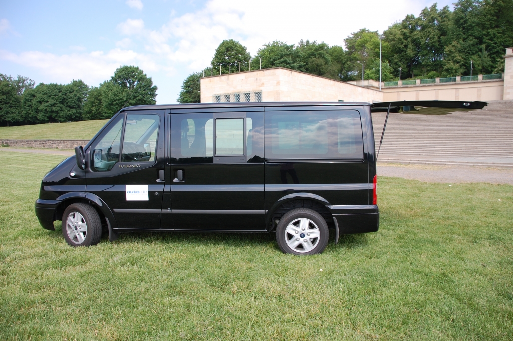 Test Ford Transit Tourneo Limited: Komfortabler Großraum-Van