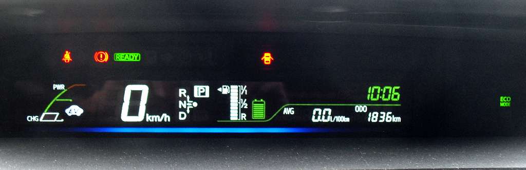 Toyota Prius+: Blick auf das schmale Zentraldisplay in der Mitte. 