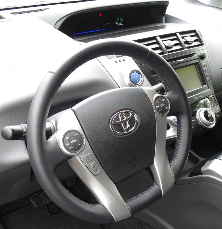 Toyota Prius+: Blick ins recht übersichtlich gestaltete Cockpit. 