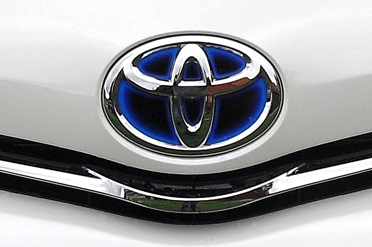 Toyota Prius+: Das Markenlogo sitzt vorn unterhalb der Motorhaube. 