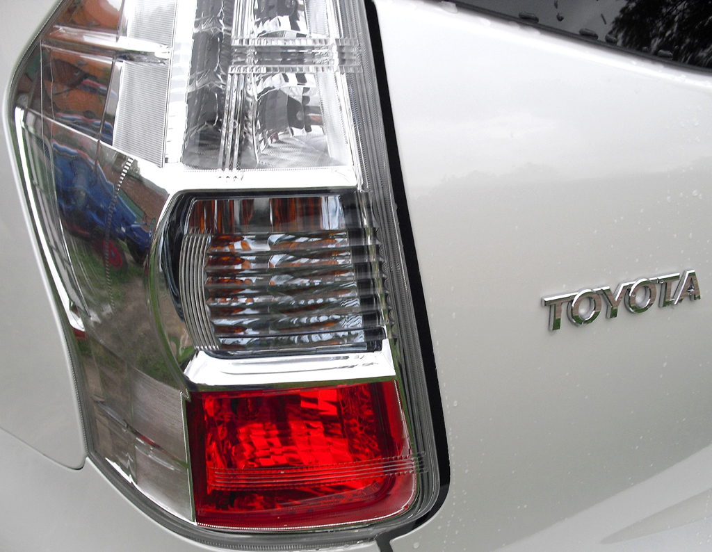 Toyota Prius+: Vertikal ausgerichtete Leuchteinheit hinten mit Markenschriftzug. 