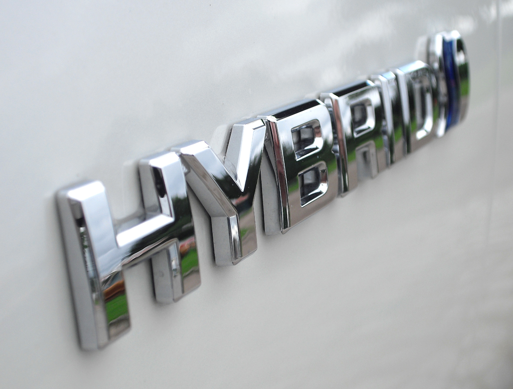 Toyota Yaris Hybrid: Antriebsschriftzug an der Seite. 