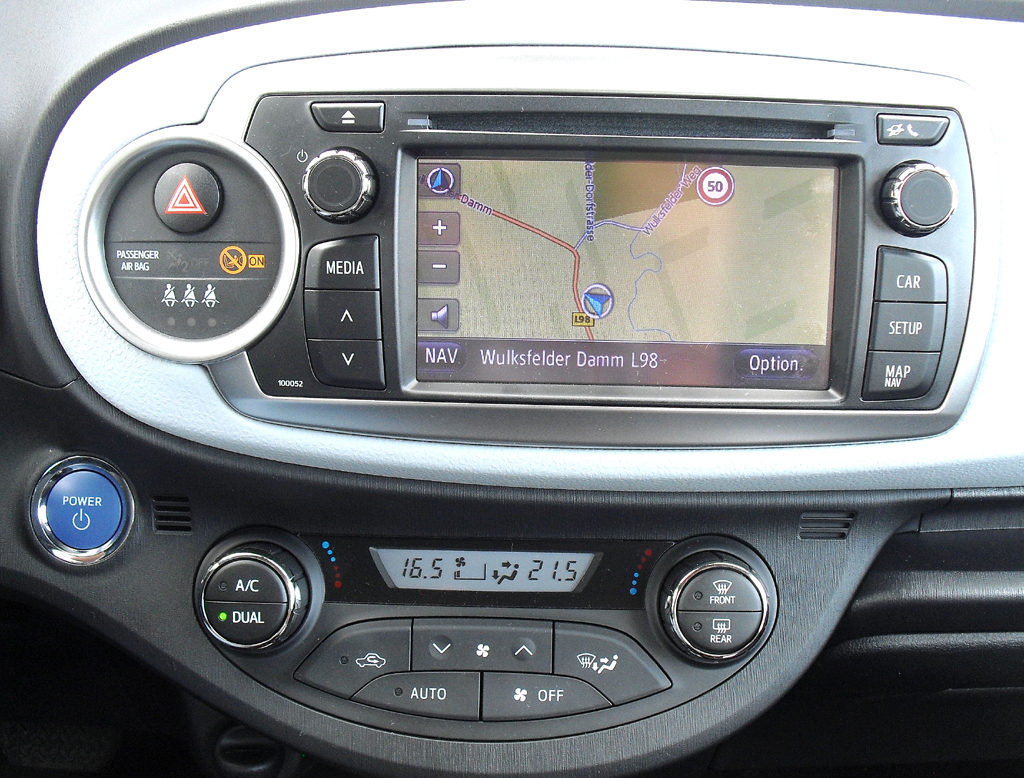 Toyota Yaris Hybrid: Blick auf den mittleren Armaturenträger mit Monitor. 