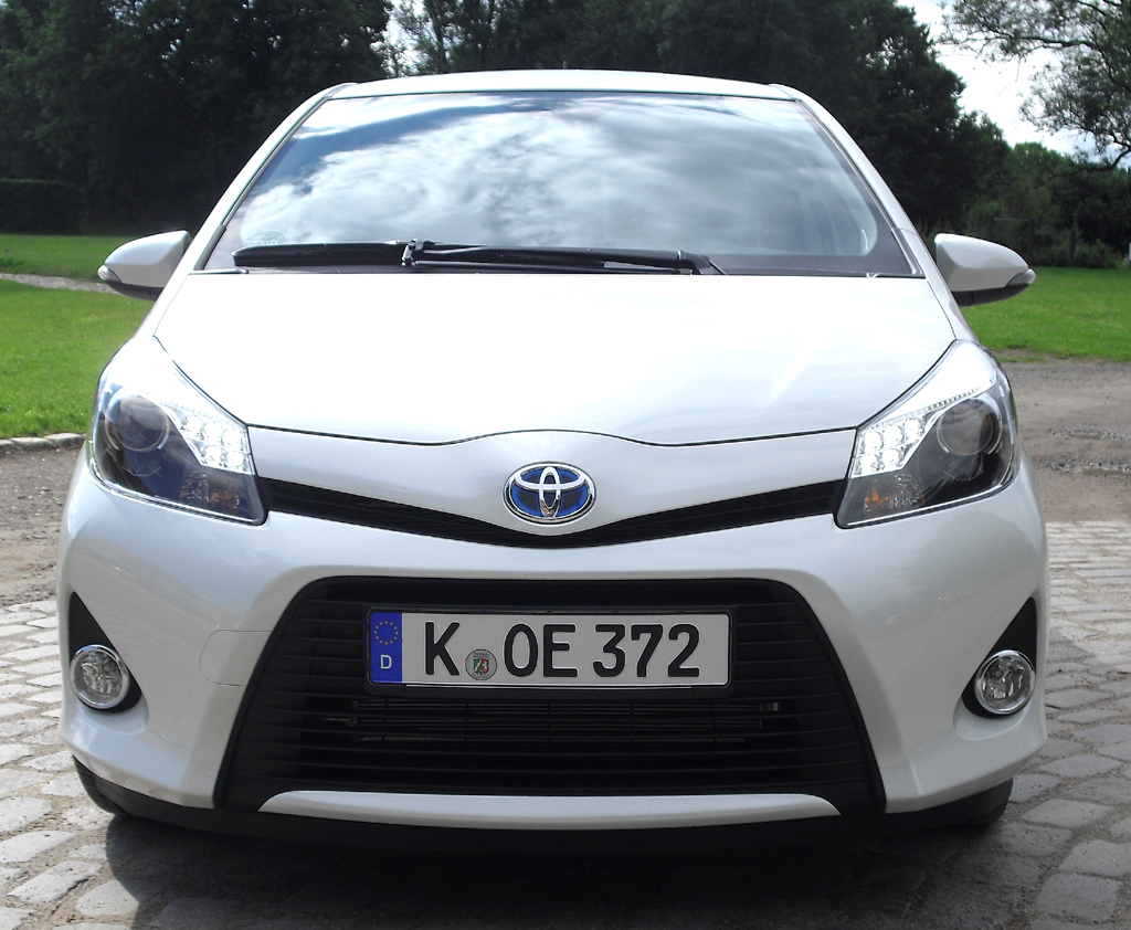 Toyota Yaris Hybrid: Blick auf die Frontpartie. 