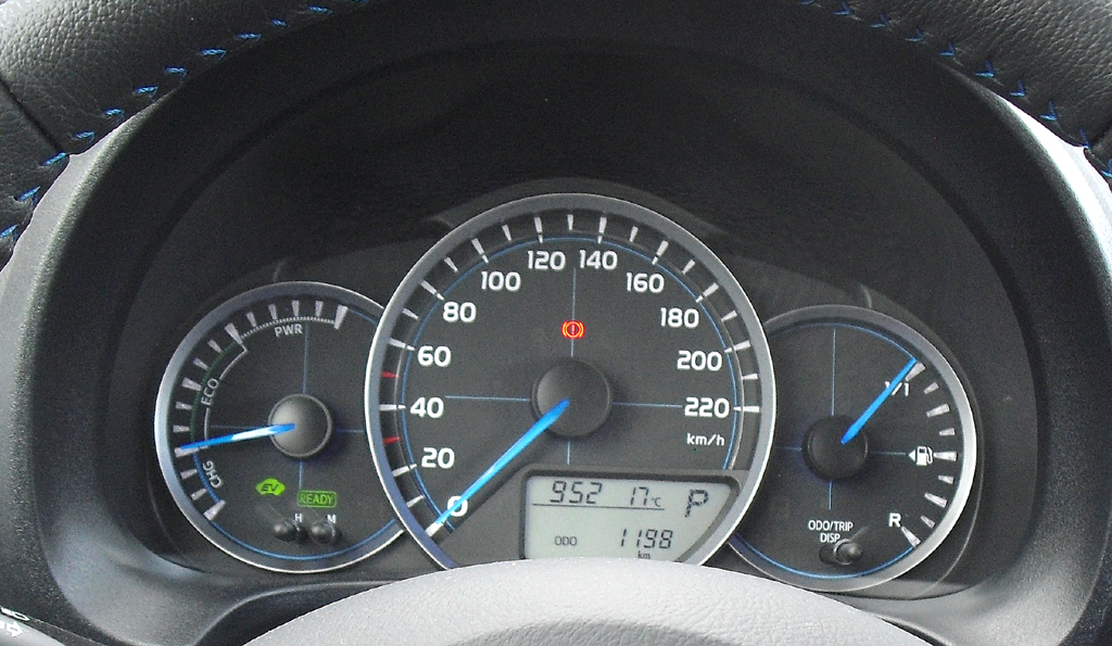 Toyota Yaris Hybrid: Blick durch den Lenkradkranz auf die Rundinstrumentierung. 