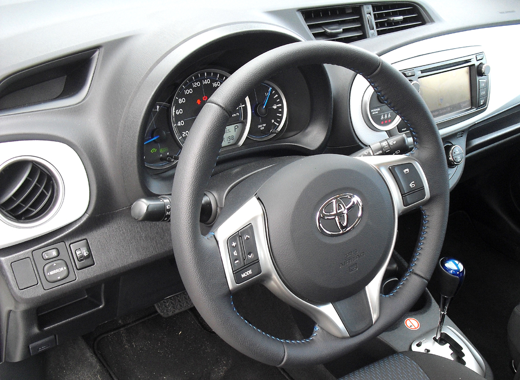 Toyota Yaris Hybrid: Blick ins Cockpit. 