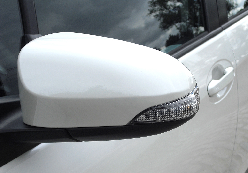 Toyota Yaris Hybrid: In die Außenspiegel sind Blinkblöcke integriert. 