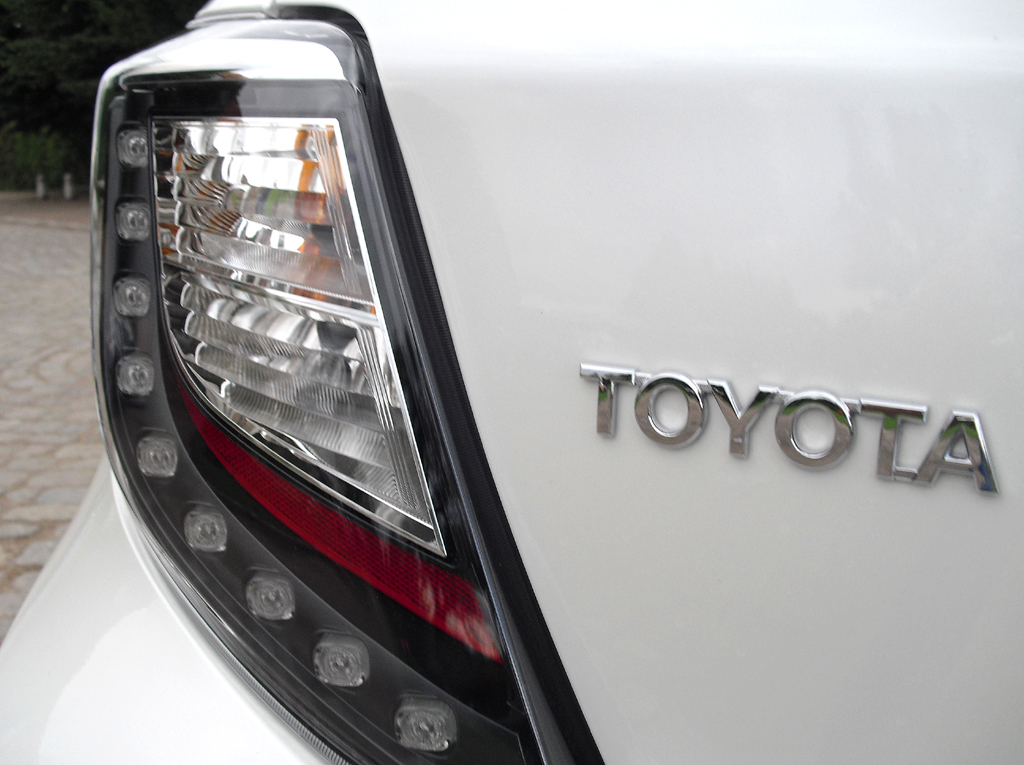 Toyota Yaris Hybrid: Moderne Leuchteinheit hinten mit Markenschriftzug. 