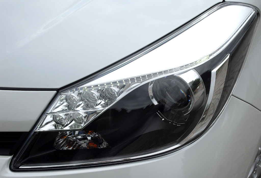 Toyota Yaris Hybrid: Moderne Leuchteinheit vorn. 