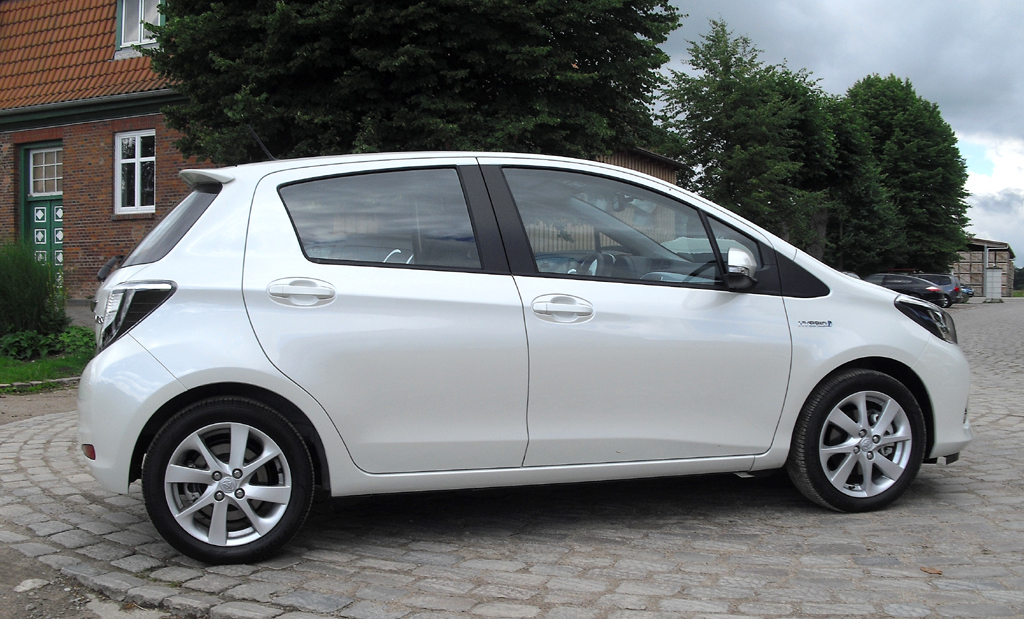 Toyota Yaris Hybrid: Und so sieht der Kleinwagen von der Seite aus.