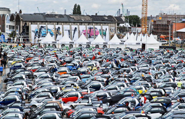 1114 Fahrzeuge bildeten die längste Smart-Parade der Welt