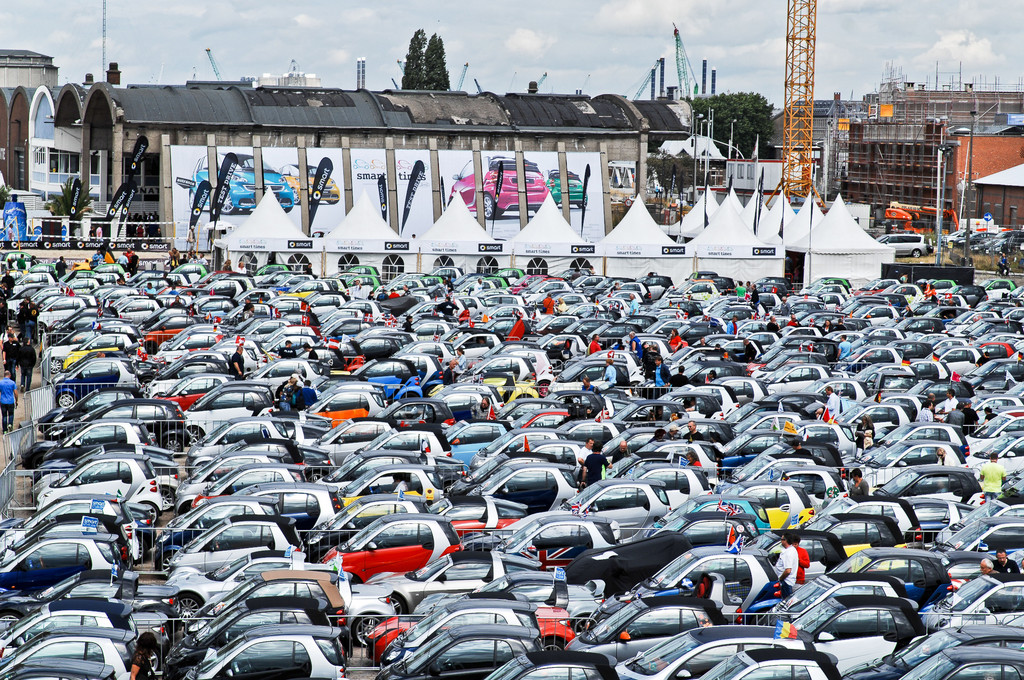 1114 Fahrzeuge bildeten die längste Smart-Parade der Welt