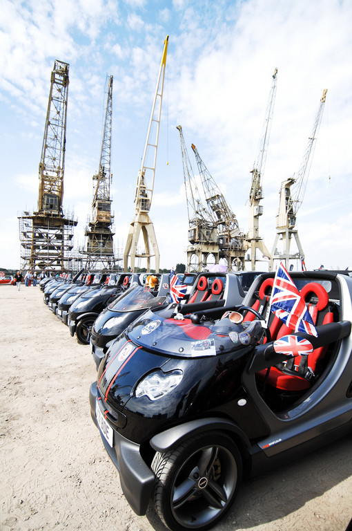 1114 Fahrzeuge bildeten die längste Smart-Parade der Welt