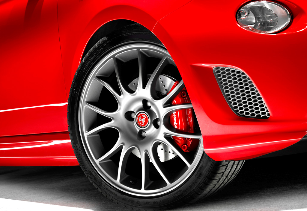 Abarth 695 Tributo Ferrari: Blick auf Vorderrad und unteren Lufteinlass. 