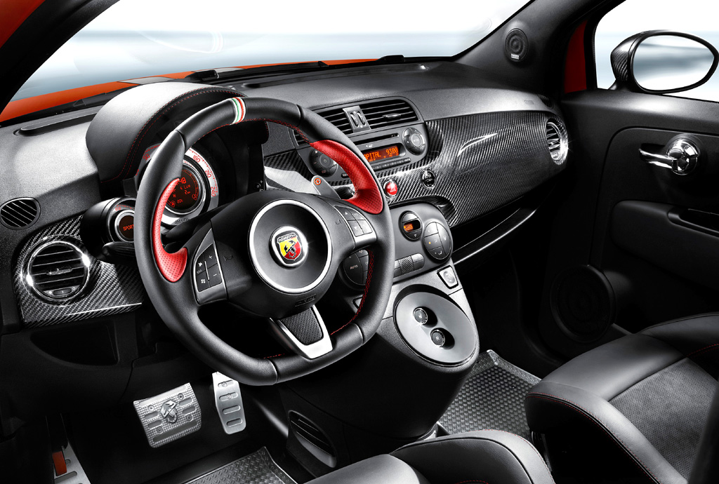 Abarth 695 Tributo Ferrari: Blick ins sportlich-funktionelle Cockpit. 