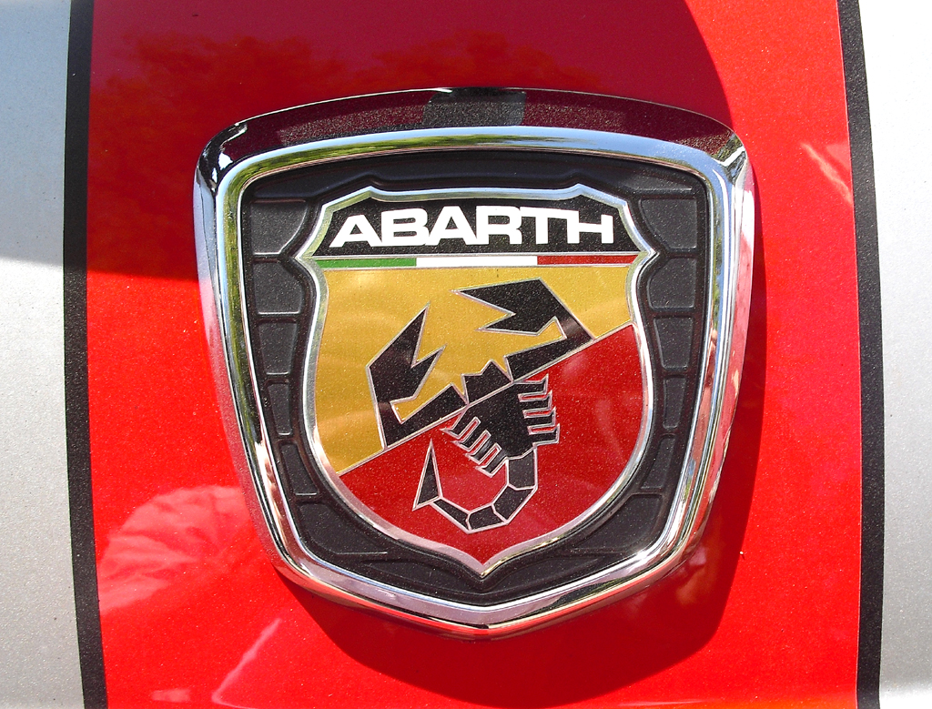 Abarth 695 Tributo Ferrari: Das Markenlogo steht im Zeichen des Skorpions. 