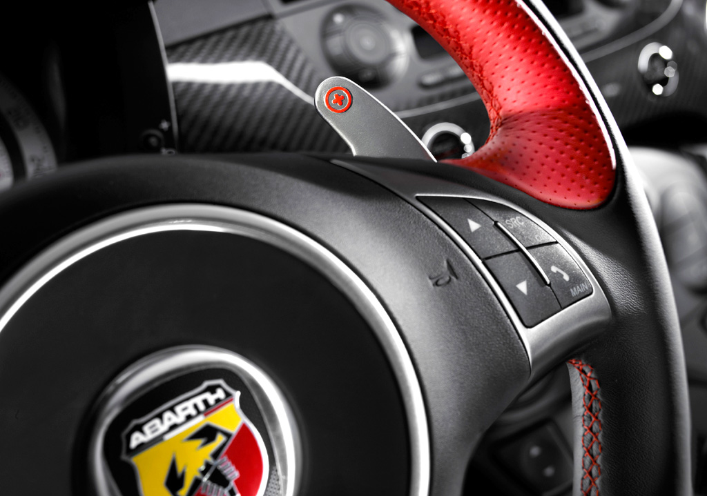 Abarth 695 Tributo Ferrari: Detailaufnahme vom Lenkrad. 